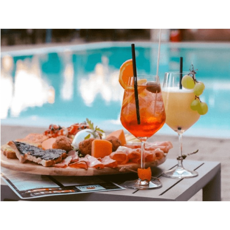 Cocktail a Ritmo di Musica - Una Serata a Bordo Piscina 